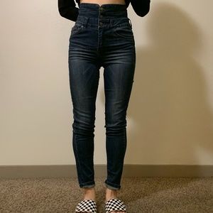 High-waisted jeans